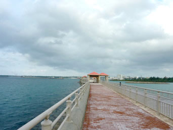 宮古島のトゥリバー防波堤：トゥリバー地区のさらに奥にあります