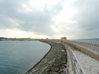 宮古島のトゥリバー防波堤 - ものすごい長い防波堤＆遊歩道