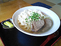 宮古島の島とうふ 春おばぁ食堂/んきゃどり家 - ゆし豆腐そばのお肉はでかい！