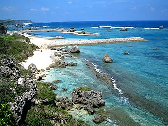 宮古島の保良漁港の海：東平安名崎から見下ろすとキレイな海が広がる