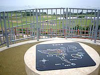 宮古島の上比屋ロードパーク - 展望台最上部にはおきまりの宮古島マップ