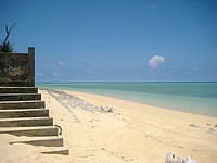 宮古島の西浜崎/西浜ビーチ - 防波堤には階段があります
