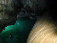 宮古島のパンプキンホール/保良泉鍾乳洞/保良洞/保泉洞 - かぼちゃの上から見下ろします