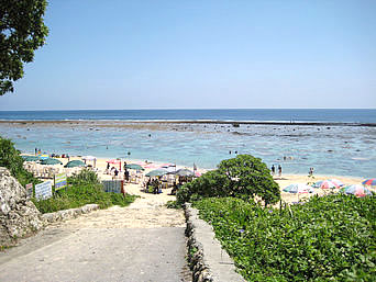 宮古島の吉野ビーチ/吉野海岸：ビーチへの入口は業者に占拠されている