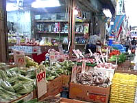 那覇の大平通り/新天地市場通り - 野菜・果物の激安店もあり