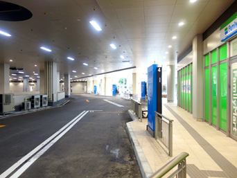 那覇の那覇バスターミナル(カフーナ旭橋1階)：よーやく普通のバスターミナルになりました
