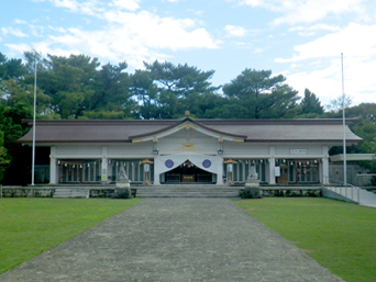 那覇の沖縄県護国神社：奥武山公園内にあります