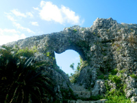 南部の玉城城跡 - グスク入口の穴が特徴的