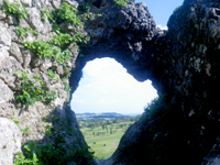 南部の玉城城跡 - 景色を切り取れる穴は絵になる