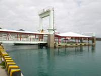 南部の安座真港/久高海運 - 高速艇用の浮き桟橋