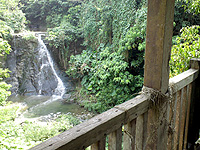 南部のせせらぎ公園/豊見城の滝 - 良い感じで滝を臨める休憩所