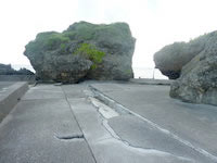 大神島の半周道路終点 - 大きな岩が終点です