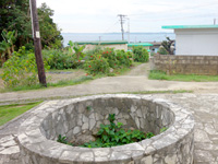宮古列島 大神島の井戸/遠見台入口の写真