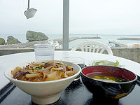 大神島のおぷゆう食堂 - 港を見ながらのんびりカーキタコ丼