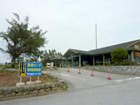 沖縄本島離島 瀬底島の瀬底ビーチ駐車場/クラブハウスの写真