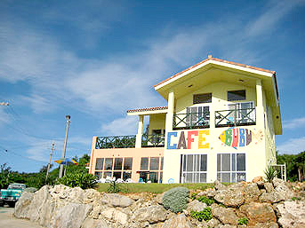 瀬底島のカフェBUBU/BEACHSIDE CAFE BUBU：瀬底大橋展望所からも見えます