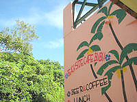 瀬底島のカフェBUBU/BEACHSIDE CAFE BUBU - カラフルな外壁が目印