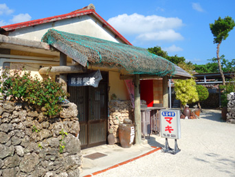 竹富島の民芸喫茶マキ：手前が喫茶、奥が民宿です