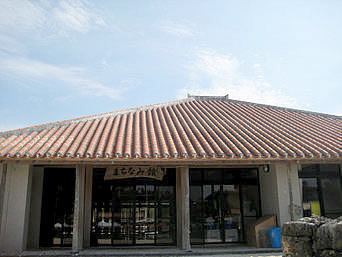 竹富島のまちなみ館：集落の中心的な場所にある公民館