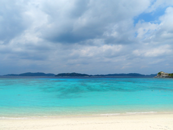 渡嘉敷島のトカシクビーチ：この色は沖縄ナンバーワンかも
