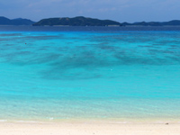 渡嘉敷島のトカシクビーチ - どこまでも続く綺麗な海の色