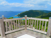 渡嘉敷島の照山展望台 - トカシクビーチ側の景色