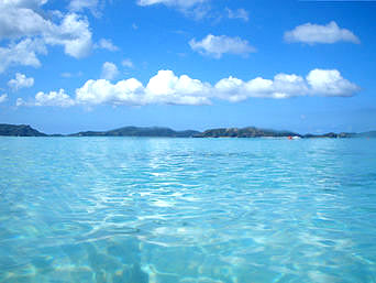 渡嘉敷島のトカシクビーチの海の色：さすが慶良間！海の色も透明です