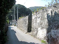 渡嘉敷島の根元家の石垣 - 綺麗な石垣がそびえています