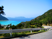 渡嘉敷島の渡嘉志久入口/絶景ポイント - 坂の途中もトカシクの綺麗な海が望める