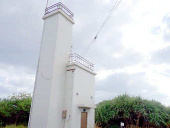 徳之島の金見崎灯台：徳之島北東端の灯台は四角い