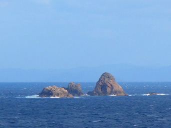 徳之島のトンバラ岩：徳之島北の沖にある岩の島