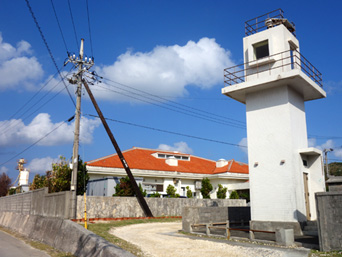 渡名喜島の渡名喜島灯台：陸地にある四角い灯台です