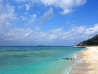 渡名喜島のタカタ浜/高田浜/ごみ焼却施設前のビーチ：渡名喜漁港からすぐに行けるビーチです