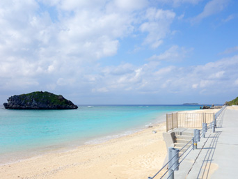 渡名喜島の神の宿る岩/イェーンシジ：呼子浜沖にある特徴的な岩