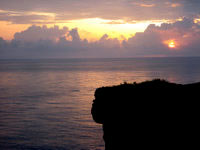 与那国島の馬鼻崎の朝日 - 早起きは三文の得ですが夏限定かも？