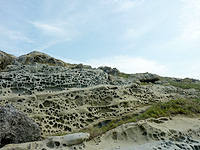 与那国島のクブラフルシ - この穴の形状が特徴的