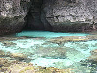 与那国島の六畳ビーチの洞窟 - 洞窟手前は砂地で海の色がキレイ