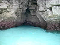 与那国島の六畳ビーチの洞窟 - 輝く海の色