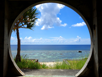 与那国島のダンヌ浜：景色を切り取れるダンヌ浜の某施設！
