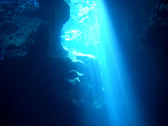 与那国島の与那国島版 青の洞窟：真栄田岬よりキレイかも？
