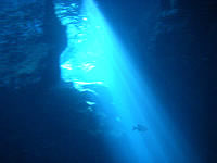 与那国島の与那国島版 青の洞窟 - 差し込む光が幻想的です