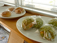 与那国島の洋菓子のマーブル/田島商店 - 長命草のメロンパンなども有り