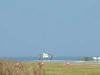 与論島の与論空港 - 周辺の道路から離発着が近くで見れます