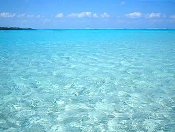 与論島の百合ヶ浜の海の色：言葉で言い表せないくらいの海の色