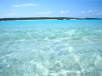 与論島の百合ヶ浜の海の色 - しょっぱいのが納得いかない海のＰ色