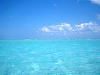 与論島の百合ヶ浜の海の色 - この海の色の範囲はかなり広い