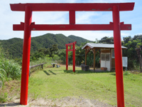 請島のきゅらじま神社 - 2つの鳥居があって2つ目は斜めを向いています