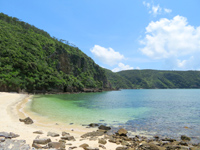 座間味島のユヒナの浜 - 大岩の左のビーチ