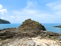 座間味島のユヒナの浜 - 2つのビーチを隔てる大岩