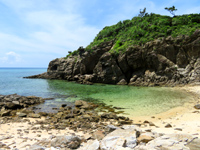 座間味島のユヒナの浜 - 大岩の右のビーチ